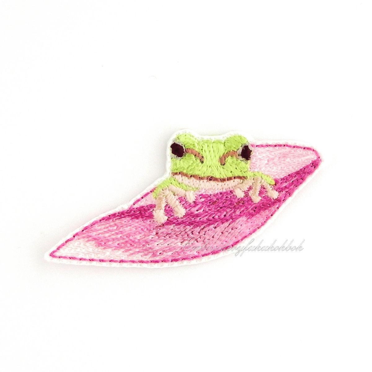 花びらの上のアマガエル1枚目の画像